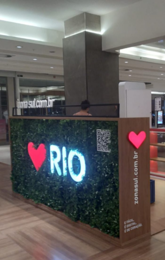 Exemplo de ambientação e sinalização de setor em supermercado pela M2 Flex